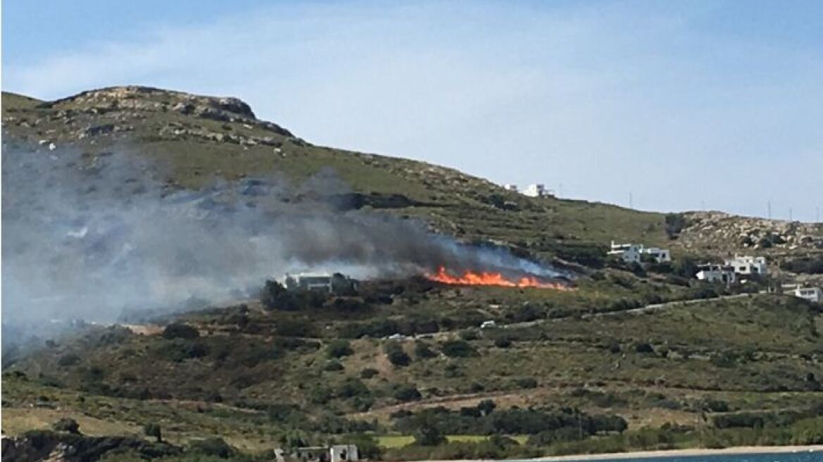 Άνδρος: Υπό έλεγχο μεγάλη φωτιά σε κατοικημένη περιοχή 