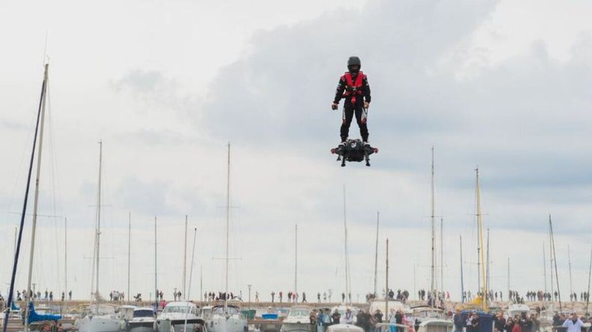 Βίντεο: Μία φανταστική πτήση με hoverboard και το ρεκόρ Γκίνες