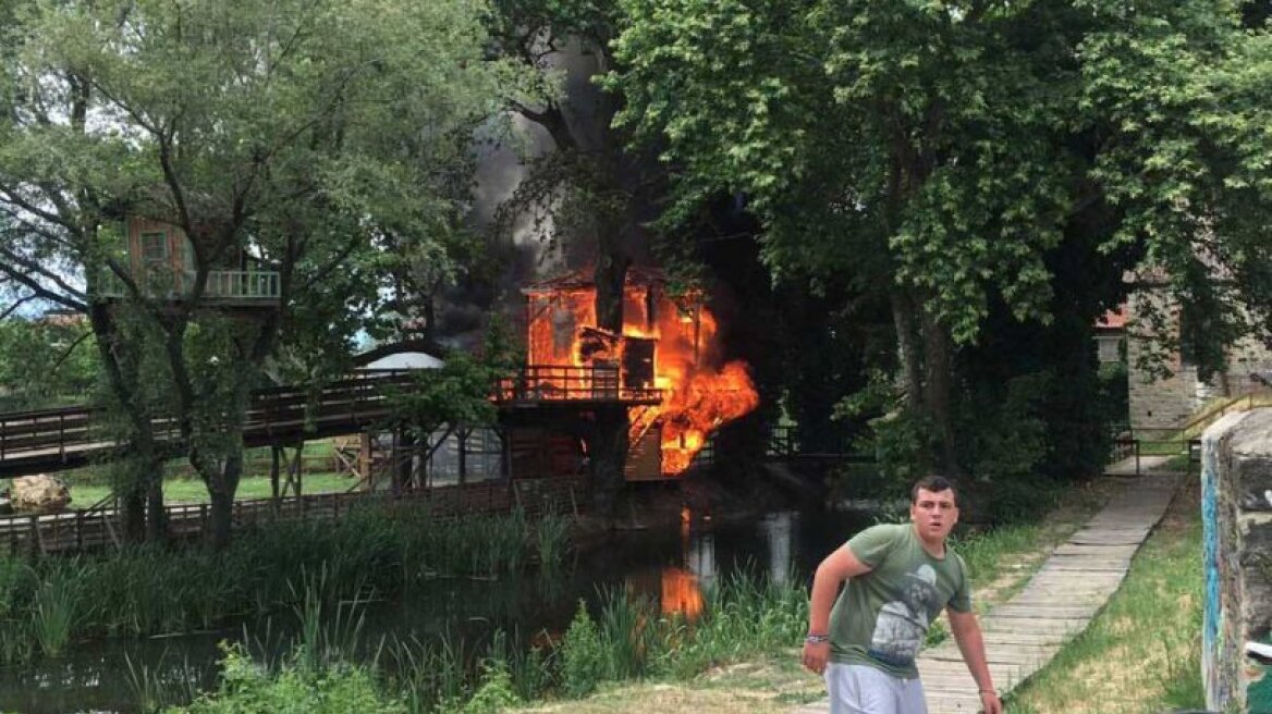 Τρίκαλα: Αναρχικοί πίσω από τον εμπρησμό στο σπίτι του Άη Βασίλη