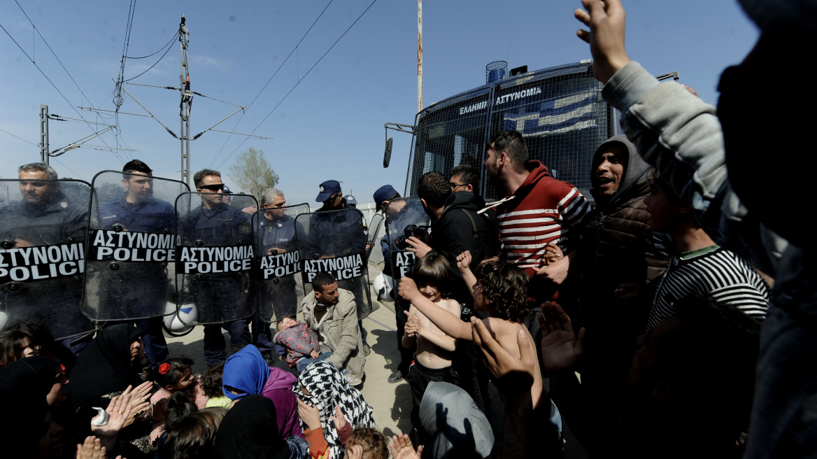 Ενταση και πετροπόλεμος μεταξύ μεταναστών και αστυνομίας στην Ειδομένη