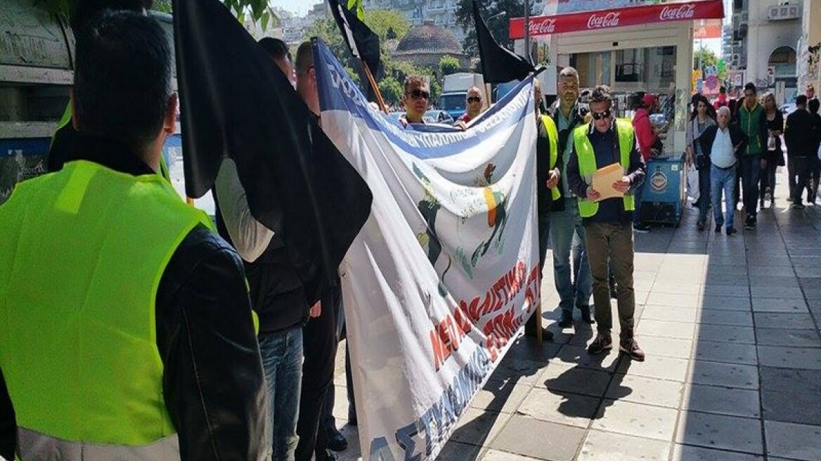 Θεσσαλονίκη: Αστυνομικοί διαμαρτύρονται έξω από τα γραφεία του ΣΥΡΙΖΑ 