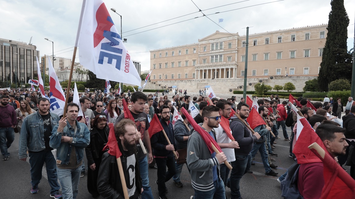 Σε κλοιό χιλιάδων από ΠΑΜΕ και αριστερές οργανώσεις η Βουλή για το ασφαλιστικό