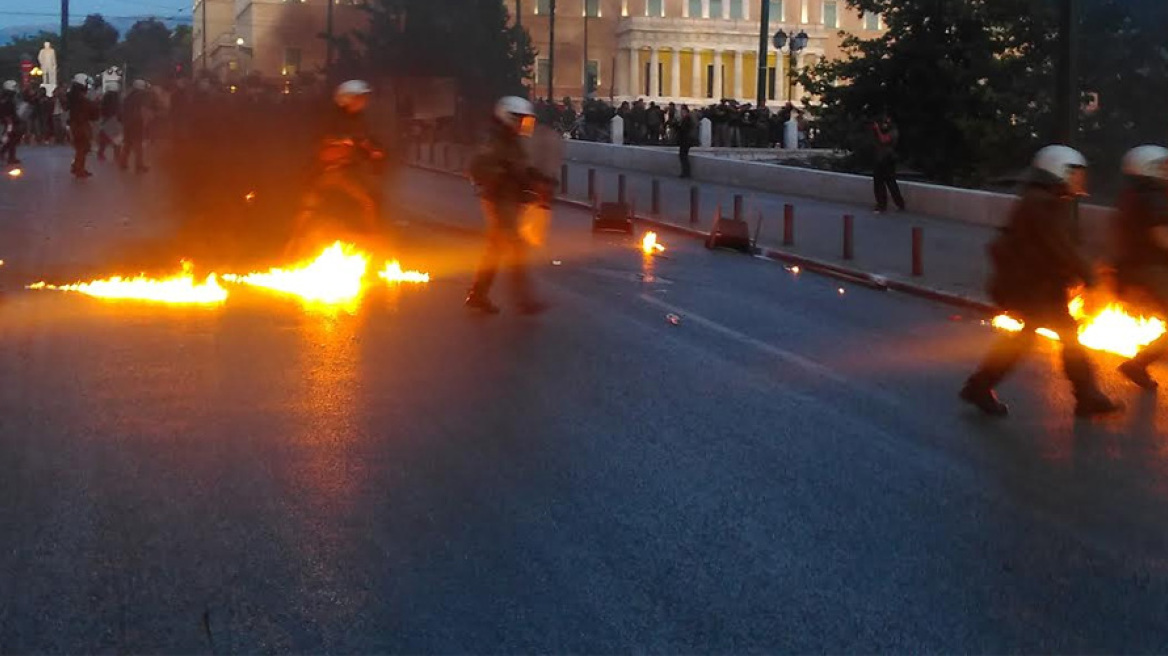 Κουκουλοφόροι και ΜΑΤ διέλυσαν τη συγκέντρωση