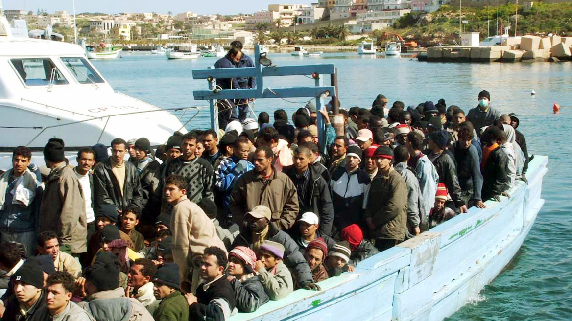 Περίπου 900 μετανάστες διασώθηκαν ανοικτά της Σικελίας από το ιταλικό λιμενικό