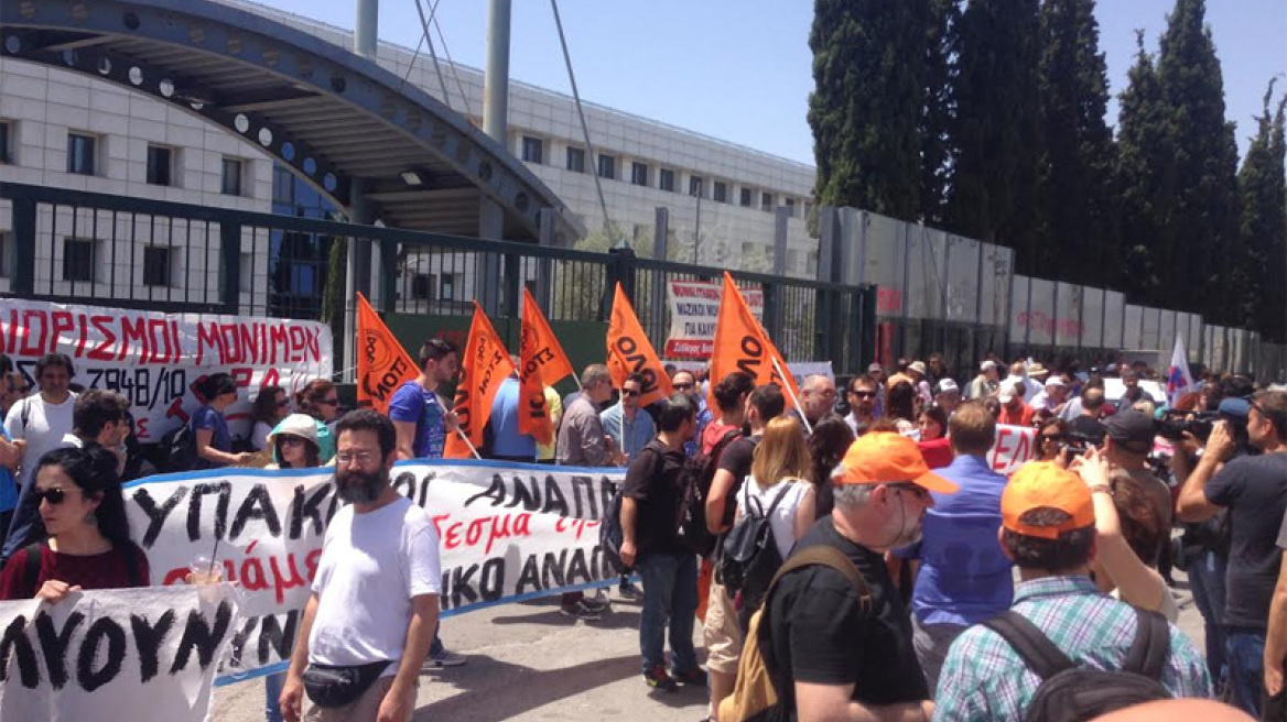 Γονείς, δάσκαλοι και καθηγητές εναντίον Φίλη