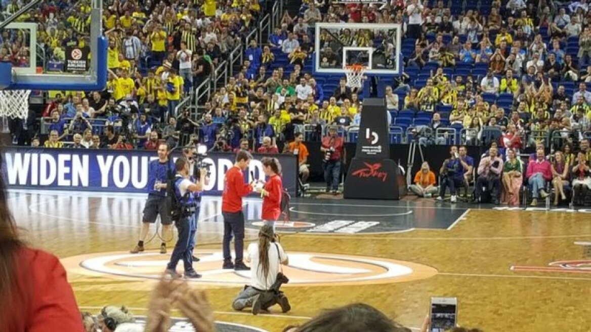 Final 4: Πρόταση γάμου από οπαδό της ΤΣΣΚΑ Μόσχας 