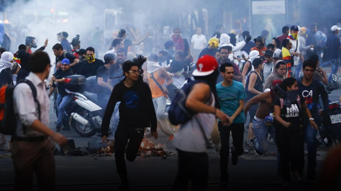 Βενεζουέλα: Παιδιά πεθαίνουν, τα τρόφιμα λείπουν και ο Μαδούρο βλέπει πραξικόπημα