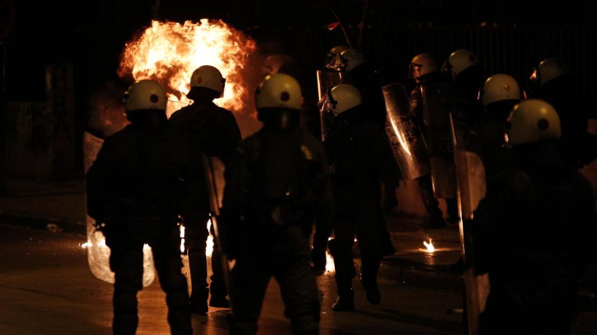 Επίθεση με μολότοφ κατά διμοιρίας των ΜΑΤ στα γραφεία του ΠΑΣΟΚ