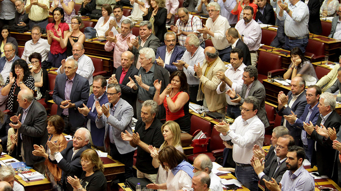 Ψηφίζουν φτώχεια και υποτέλεια κλαίγοντας