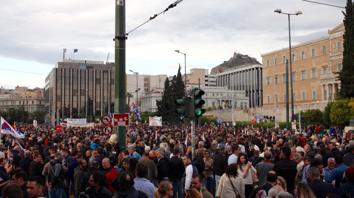 Συλλαλητήρια έξω από τη Βουλή για το πολυνομοσχέδιο