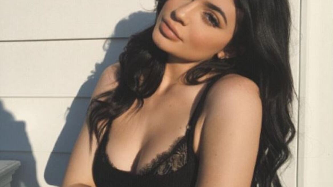 Το δαντελένιο ντεκολτέ της Kylie Jenner τάραξε το Instagram