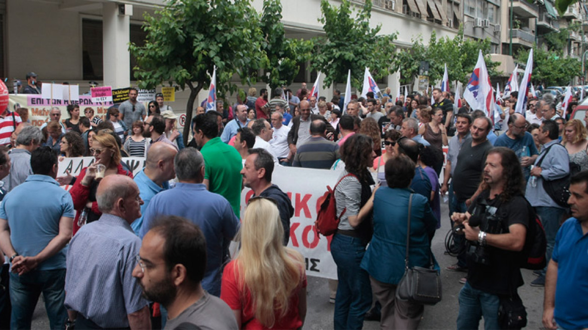 Με ένταση στην Ηρώδου Αττικού ολοκληρώθηκε η πορεία γιατρών και δασκάλων