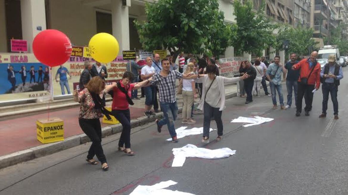 Με μαντινάδες για τον Πολάκη και πεντοζάλι οι εργαζόμενοι στα νοσοκομεία