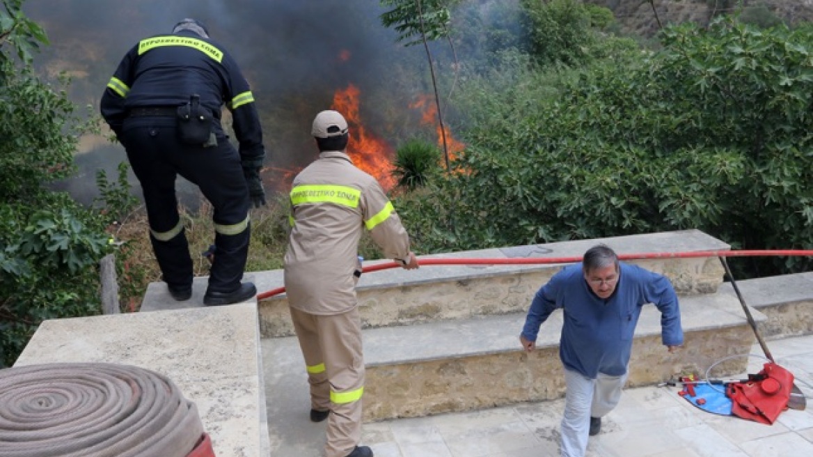 Υπό μερικό έλεγχο η φωτιά στην Κνωσό