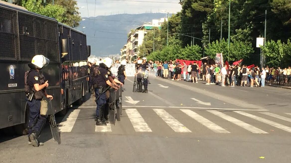 Πάνω από 100 αστυνομικοί για 50 διαδηλωτές στη γαλλική πρεσβεία