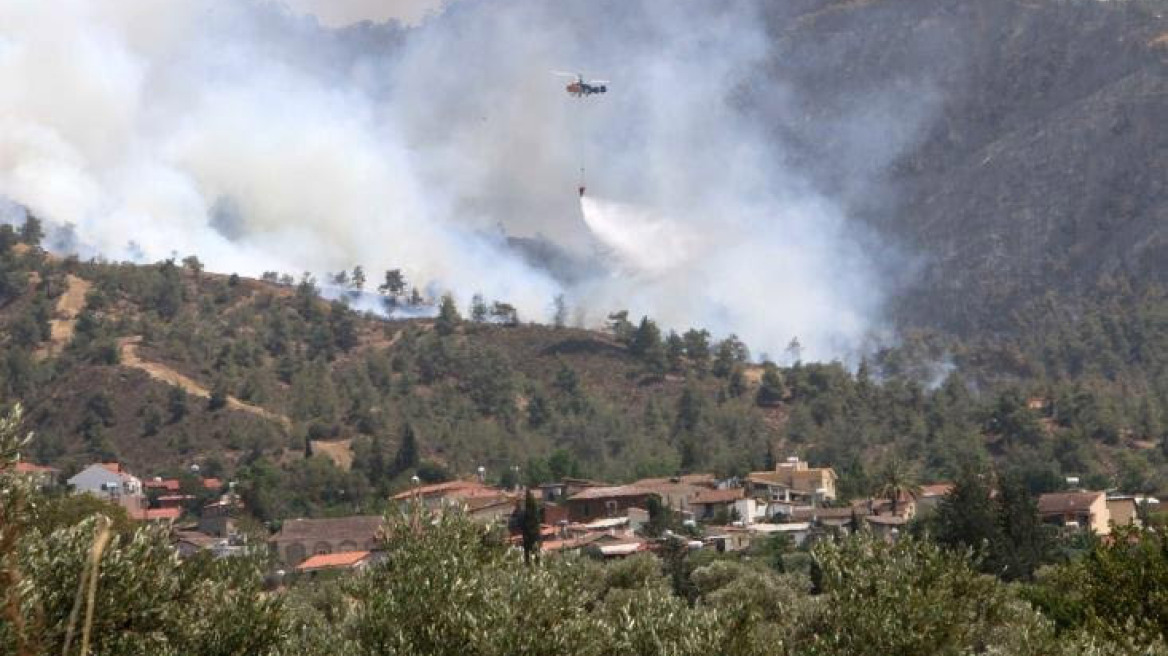 Εκτός ελέγχου ξανά η φωτιά στην Κύπρο - Εκκενώνονται χωριά