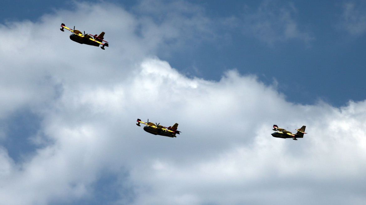 Φωτογραφίες: Οι πιλότοι των Canadair κερδίζουν τη «μάχη» με τις φλόγες στην Κύπρο