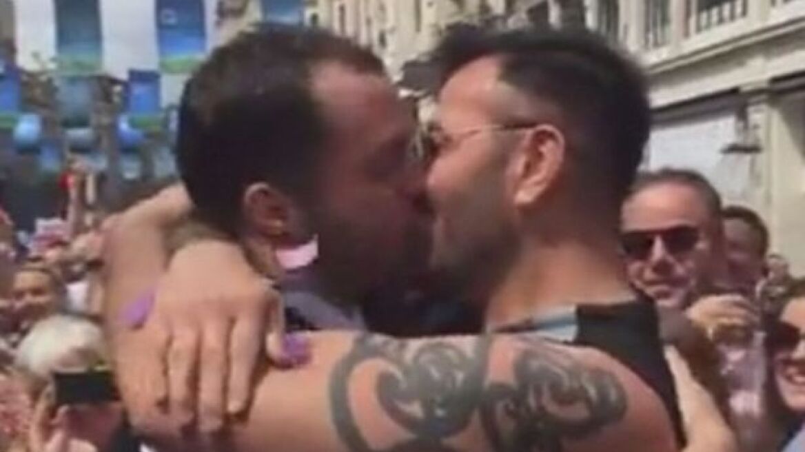 Gay Pride στο Λονδίνο: Αστυνομικός έκανε πρόταση γάμου στον σύντροφό του