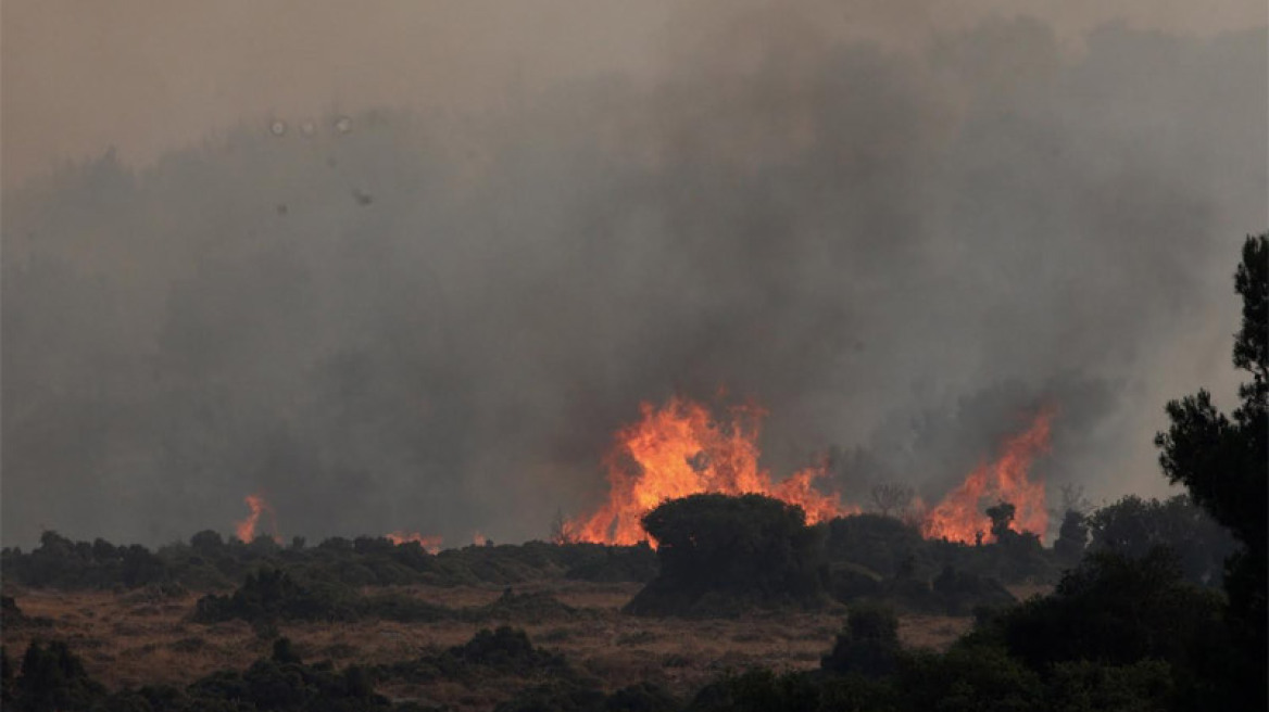 Μαίνεται η φωτιά στα Δερβενοχώρια - Συνεχείς οι αναζοπυρώσεις