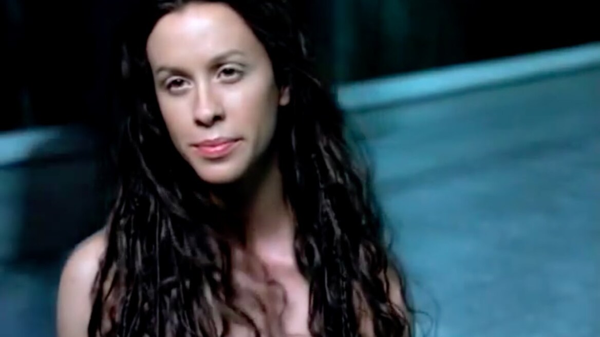 Alanis Morissette: Γυμνή στο νερό με φουσκωμένη κοιλίτσα