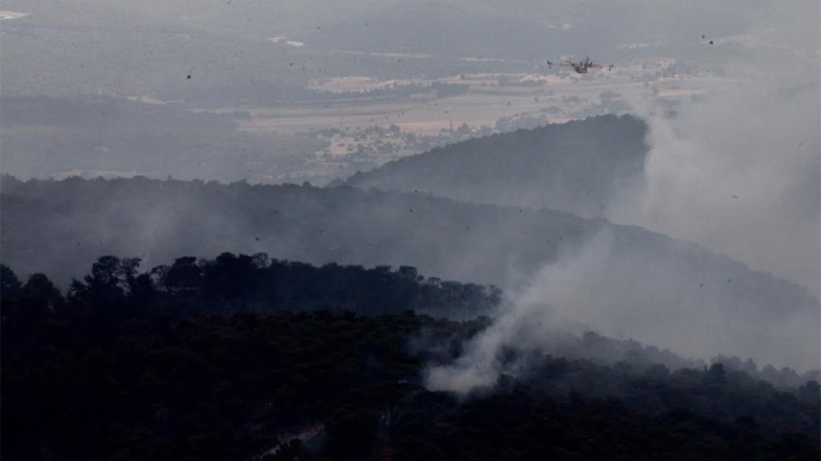 Μάννα εξ ουρανού η καταιγίδα για τα Δερβενοχώρια: Υπό μερικό έλεγχο η φωτιά