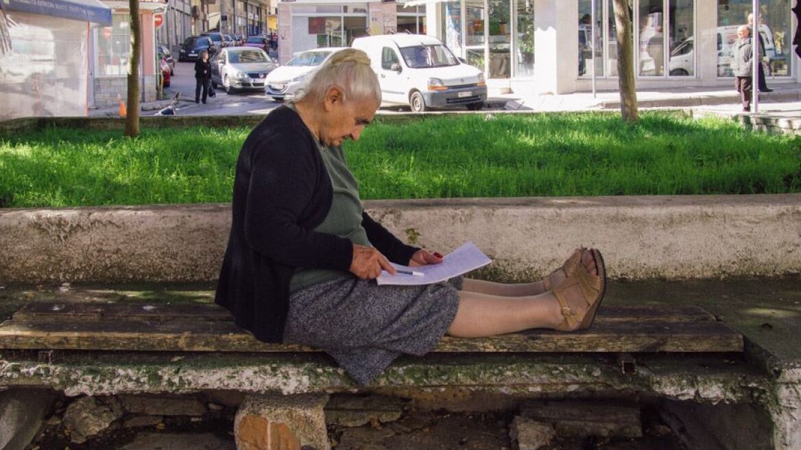 Σούπερ γιαγιά στην Κοζάνη: Έβγαλε το Γυμνάσιο με 19,6 στα 82 της