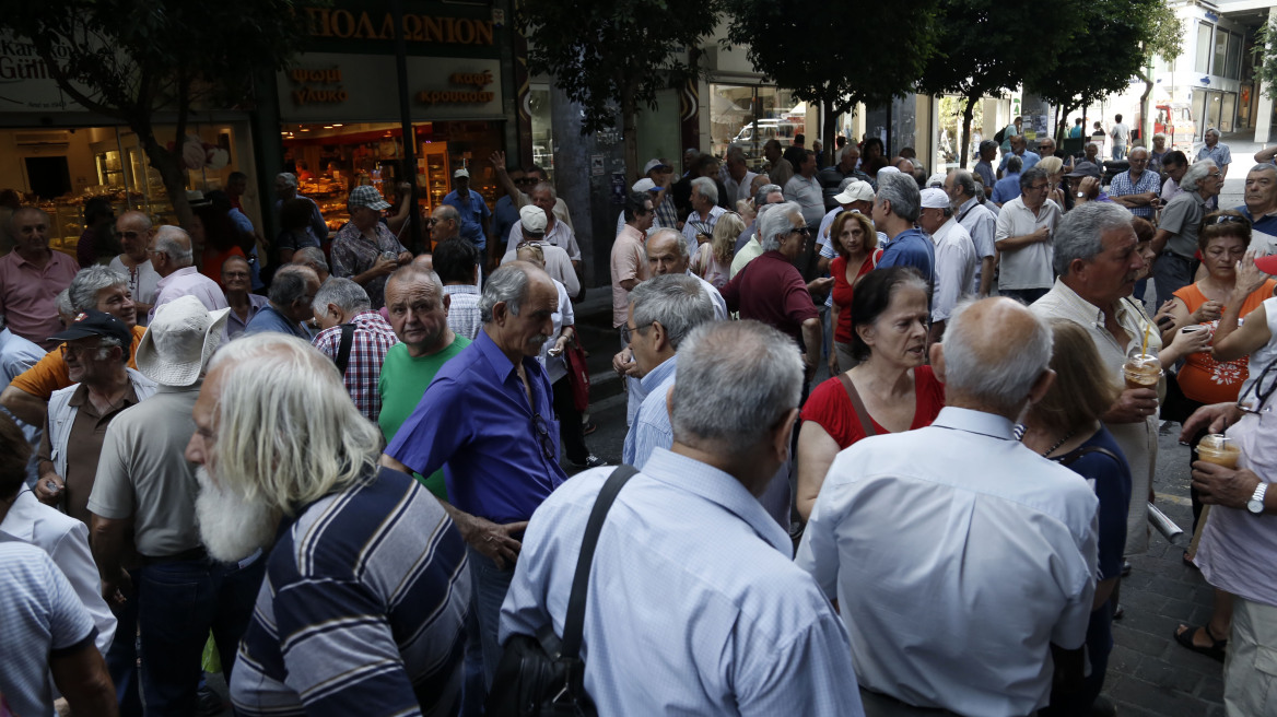 «Ψαλίδι» και στις συντάξεις χηρείας με «κόφτη» έως τα 55