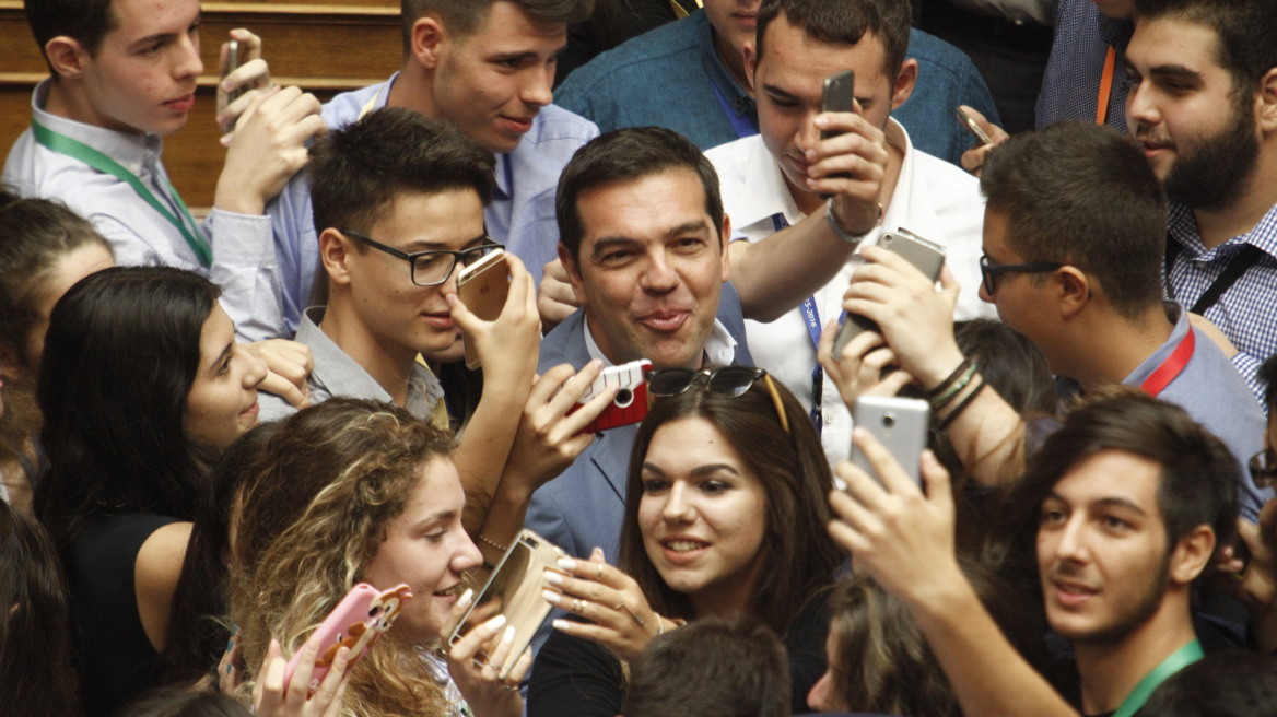 Χαμός με τον Τσίπρα στη Βουλή των Εφήβων - Πήραν «φωτιά» τα κινητά 