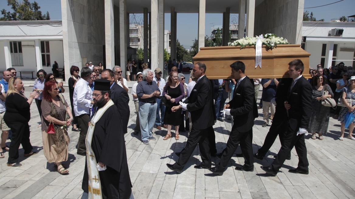 Πλήθος κόσμου είπε το τελευταίο «αντίο» στον Δημήτρη Μαρωνίτη