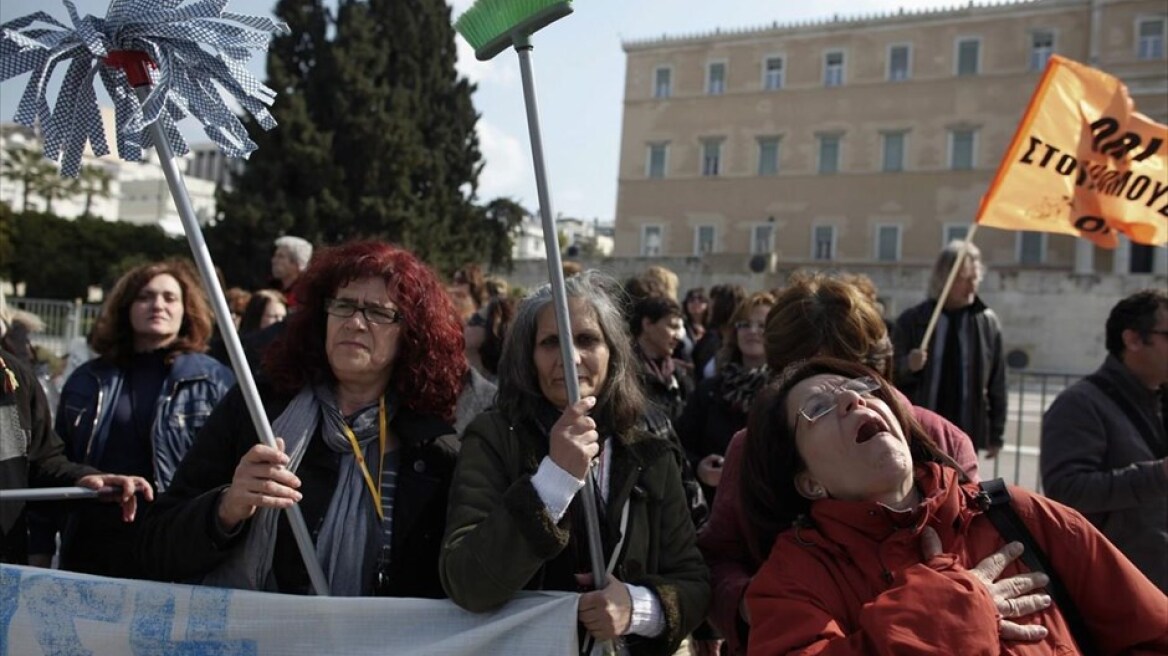 Ακόμη «τριπλοπληρώνουμε» για καθαρίστριες του υπουργείου Οικονομικών