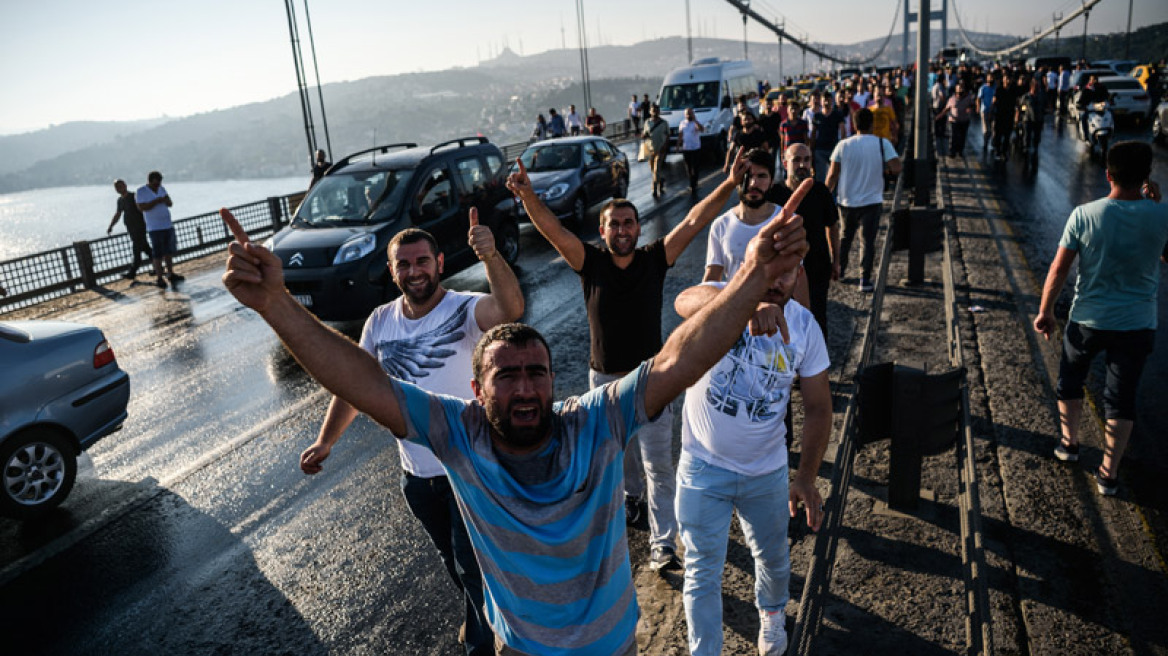 Τουρκία: Ο έλεγχος έχει αποκατασταθεί, αλλά μερικοί πραξικοπηματίες εξακολουθούν να διαφεύγουν