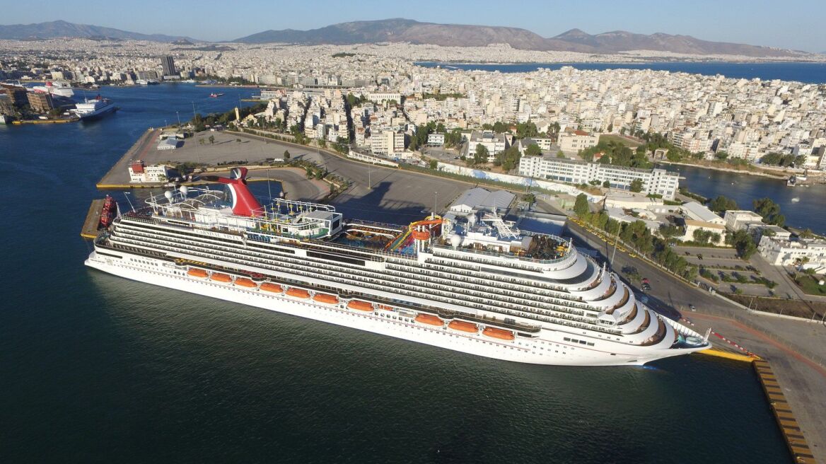 Θεαματική υποδοχή του νεότευκτου Carnival Vista στο λιμάνι του Πειραιά