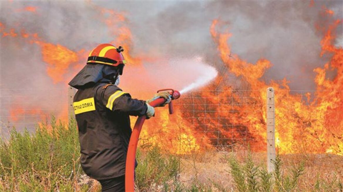 Υπό μερικό έλεγχο η πυρκαγιά στην Ραφήνα