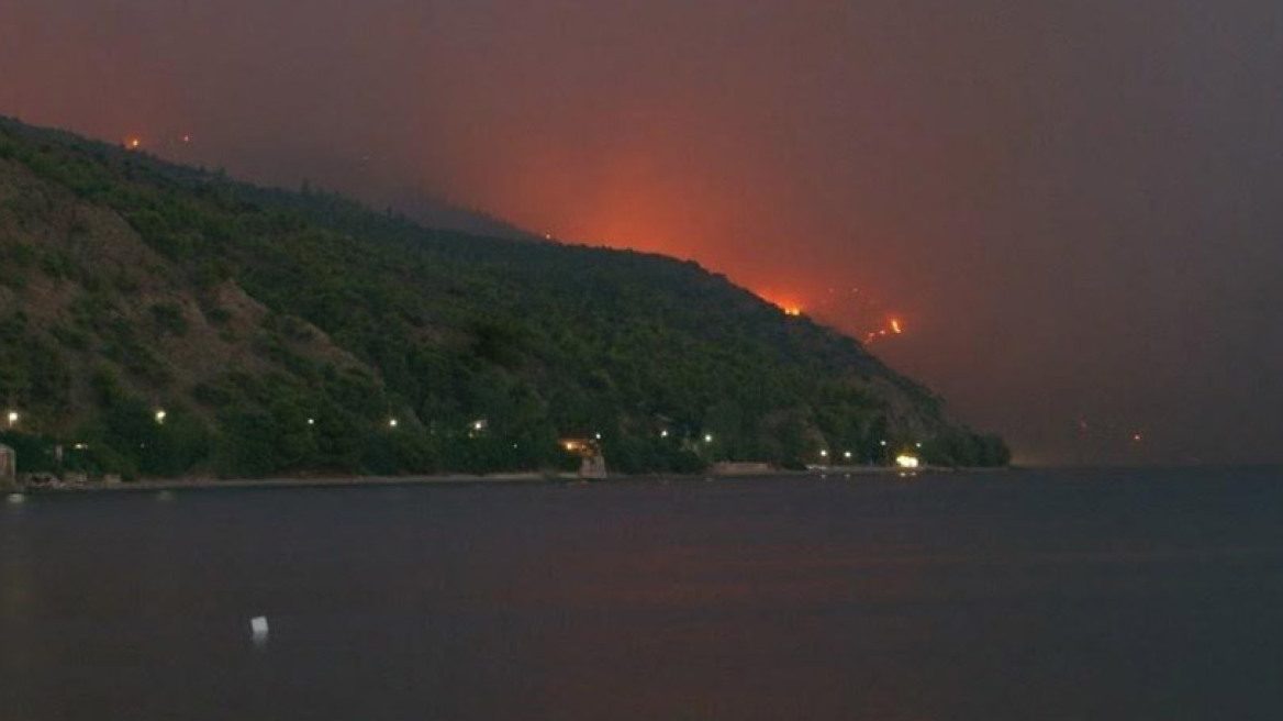 Βόρεια Εύβοια: Μία ανάσα από τη Λίμνη η φωτιά - Έτοιμες για εκκένωση οι αρχές