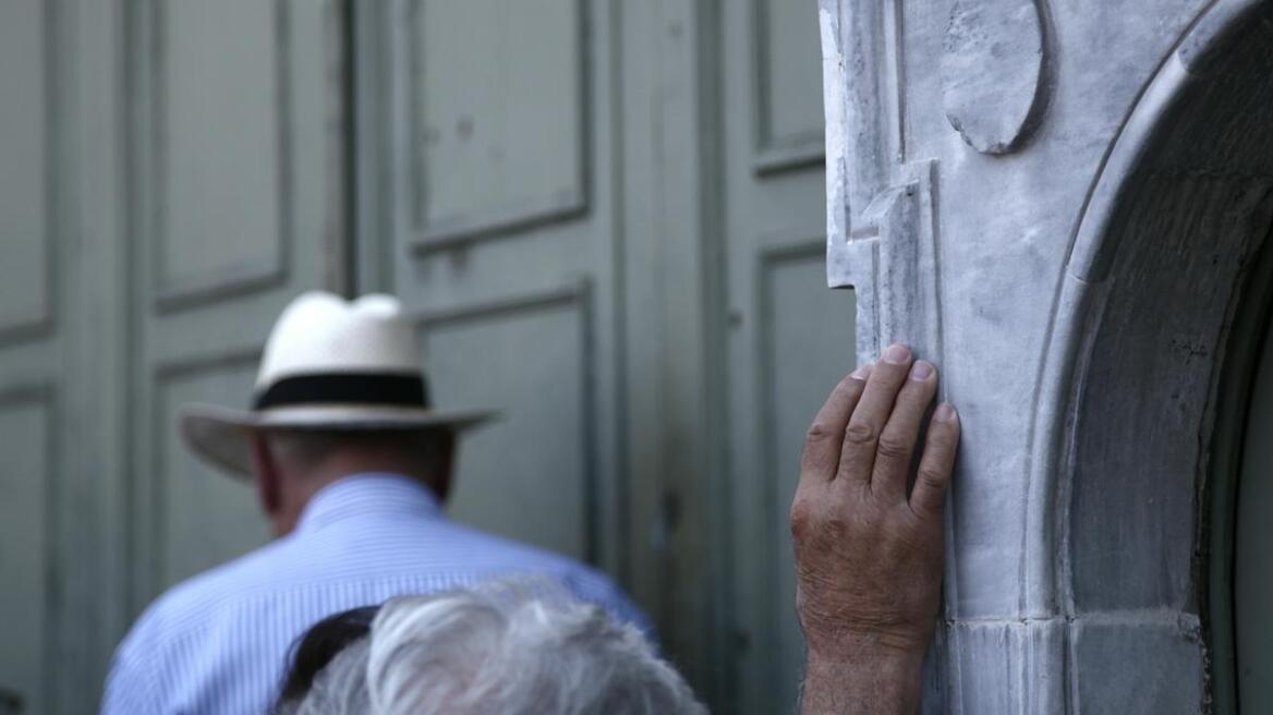 Τους αφήνουν χωρίς προσωρινή σύνταξη γιατί οφείλουν στον ΟΑΕΕ