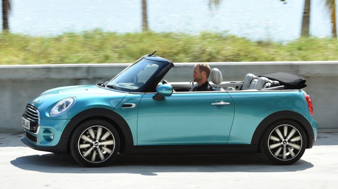 Καλοκαιρινές βόλτες με το ΜΙΝΙ Cooper convertible