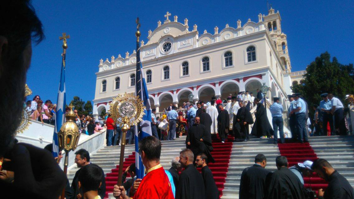 «Βουλιάζει» η Τήνος από χιλιάδες προσκυνητές