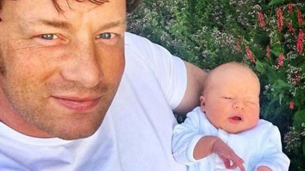 Ο Jamie Oliver κάνει μπάνιο των 8 ημερών γιο του και «ρίχνει» το Facebook!