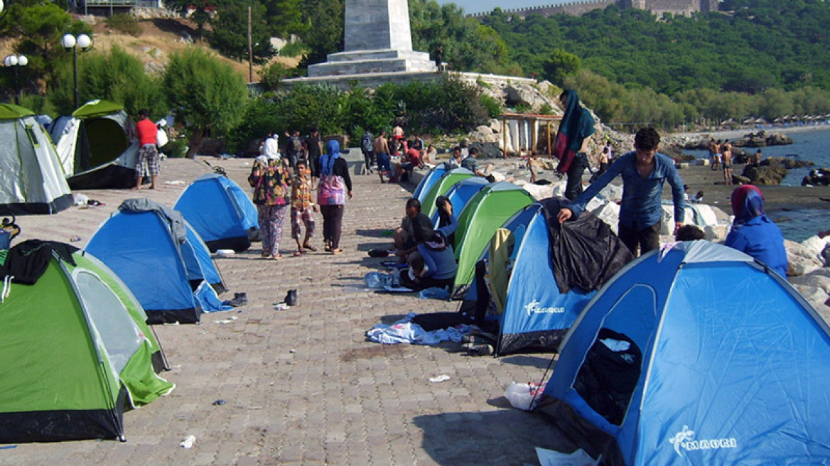 Ξενοδόχοι: Ρίχνουν στο μισό τις τιμές για να προσελκύσουν Έλληνες στα νησιά των προσφύγων!