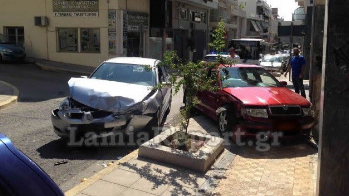 Αυτοκίνητο με 81χρονο οδηγό εμβόλισε ταξί μέσα στη Λαμία