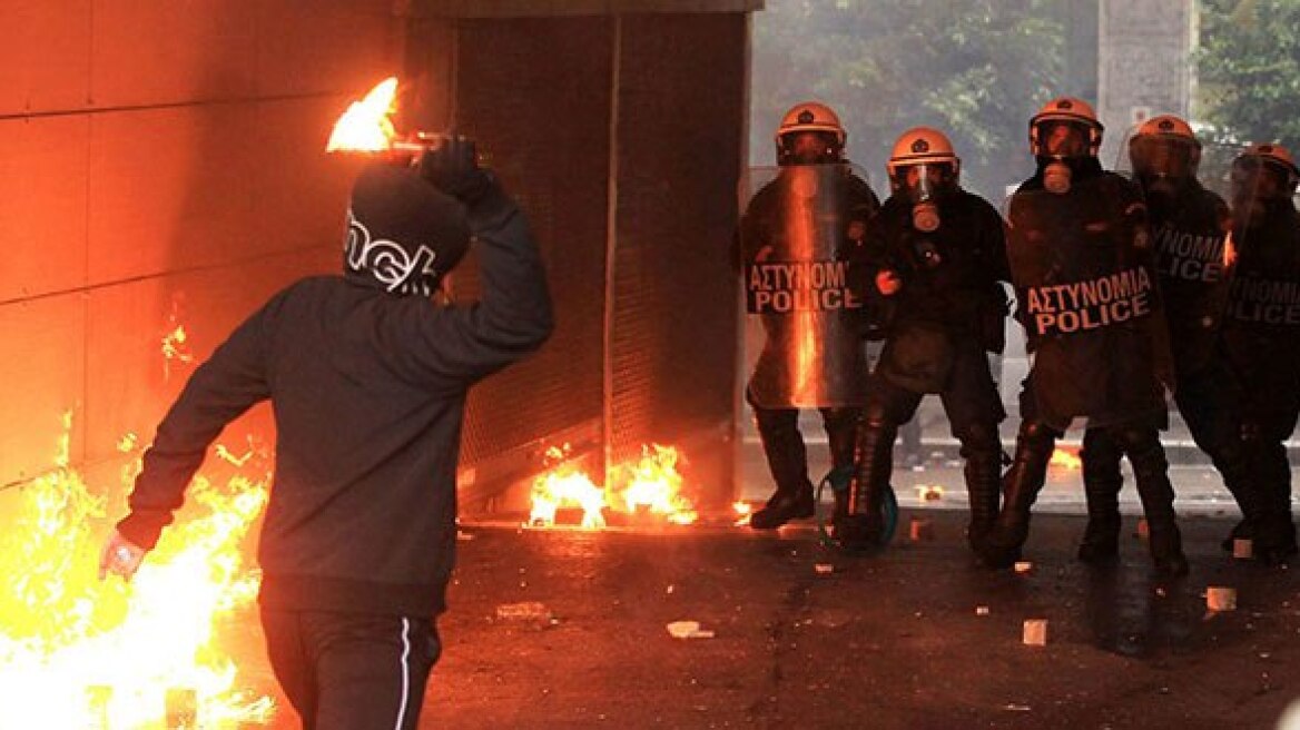 Επίθεση αγνώστων με μολότοφ σε παράρτημα του υπουργείου Ανάπτυξης