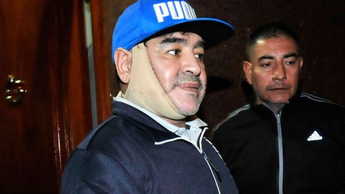 Diego Maradona: Με επίδεσμο στο πρόσωπο αποχωρεί από κλινική αισθητικών επεμβάσεων 