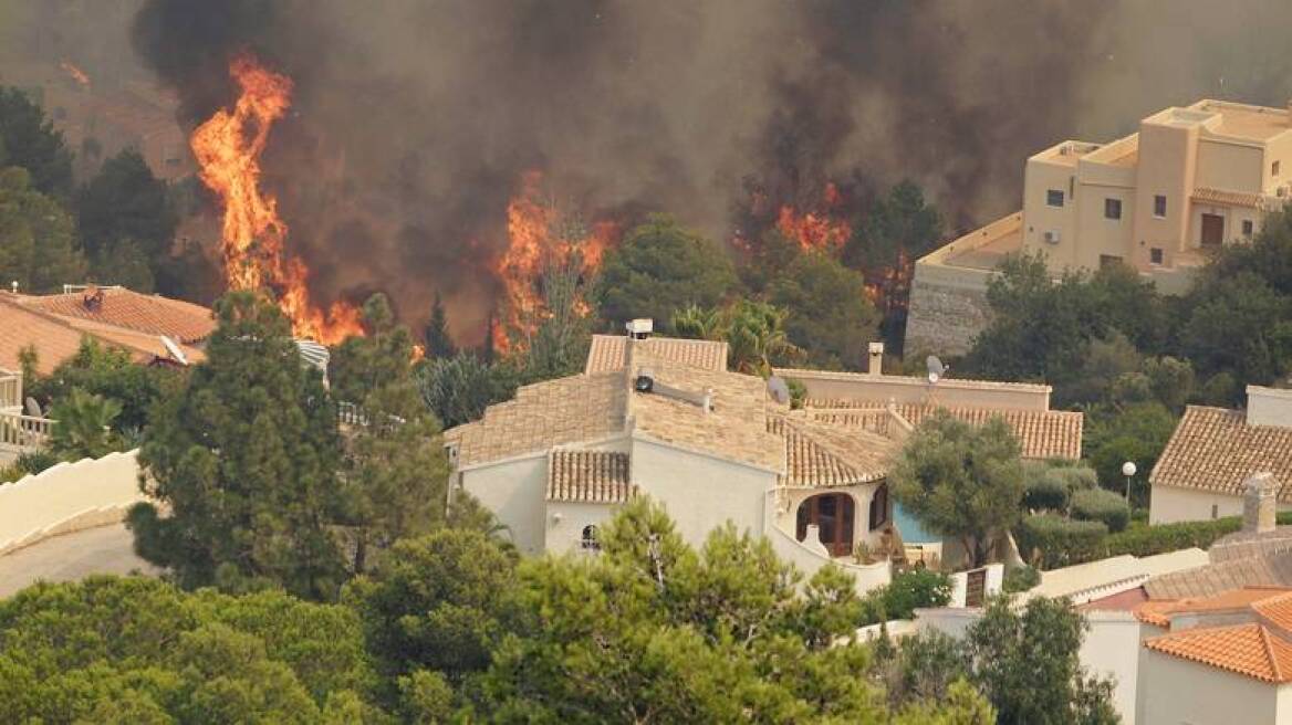 Ισπανία: 1400 άτομα απομακρύνθηκαν από τουριστικά θέρετρα εξαιτίας μεγάλης πυρκαγιάς