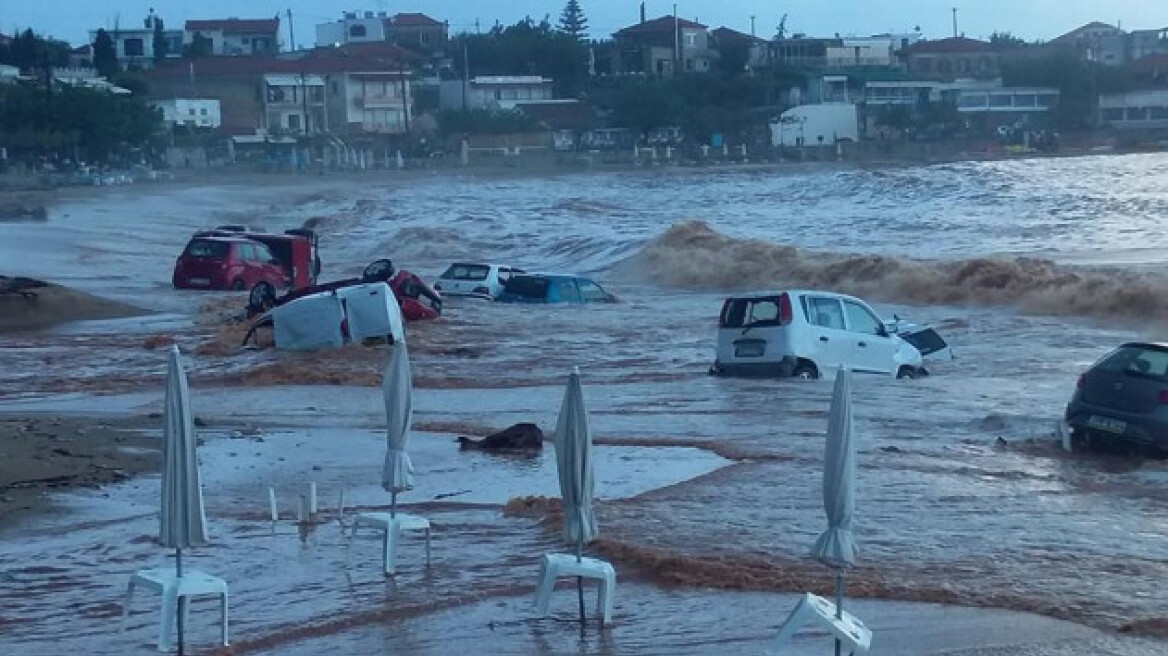 Καράβια βγήκαν στη στεριά, αυτοκίνητα στη θάλασσα 