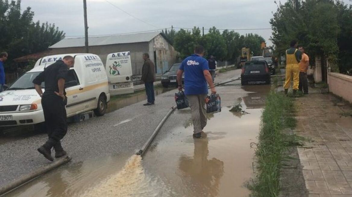 Τρίκαλα: Σύροι πρόσφυγες και εθελοντές μοίρασαν εμφιαλωμένα νερά στους πλημμυροπαθείς