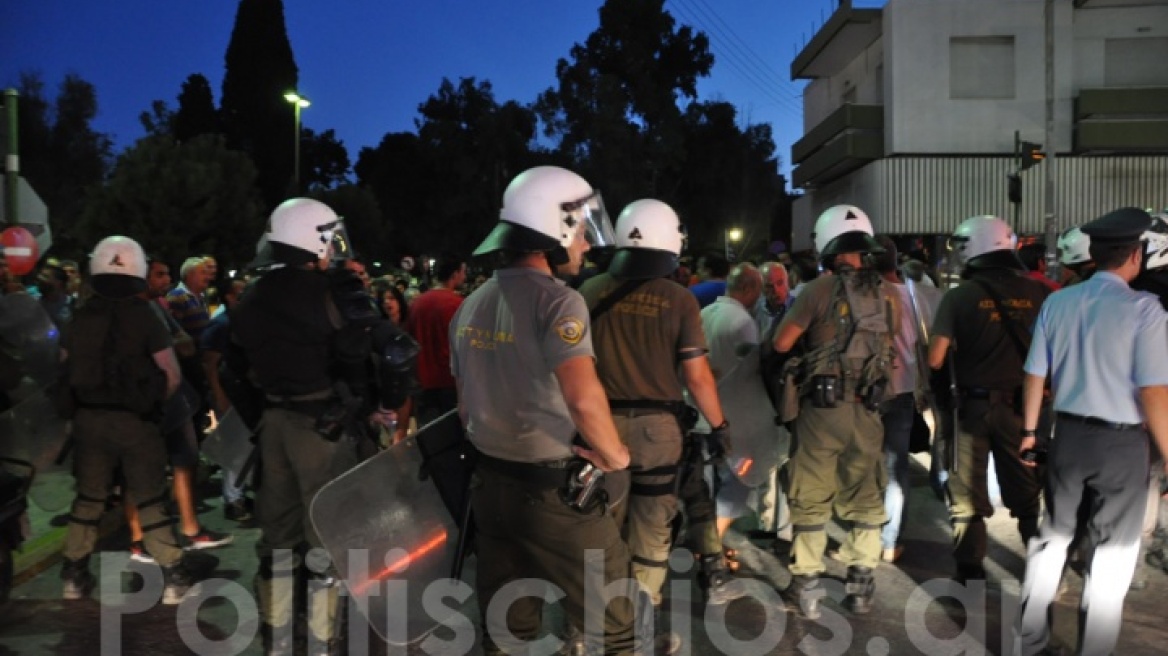 ΜΑΤ με χημικά κατά πολιτών στη Χίο για τους πρόσφυγες