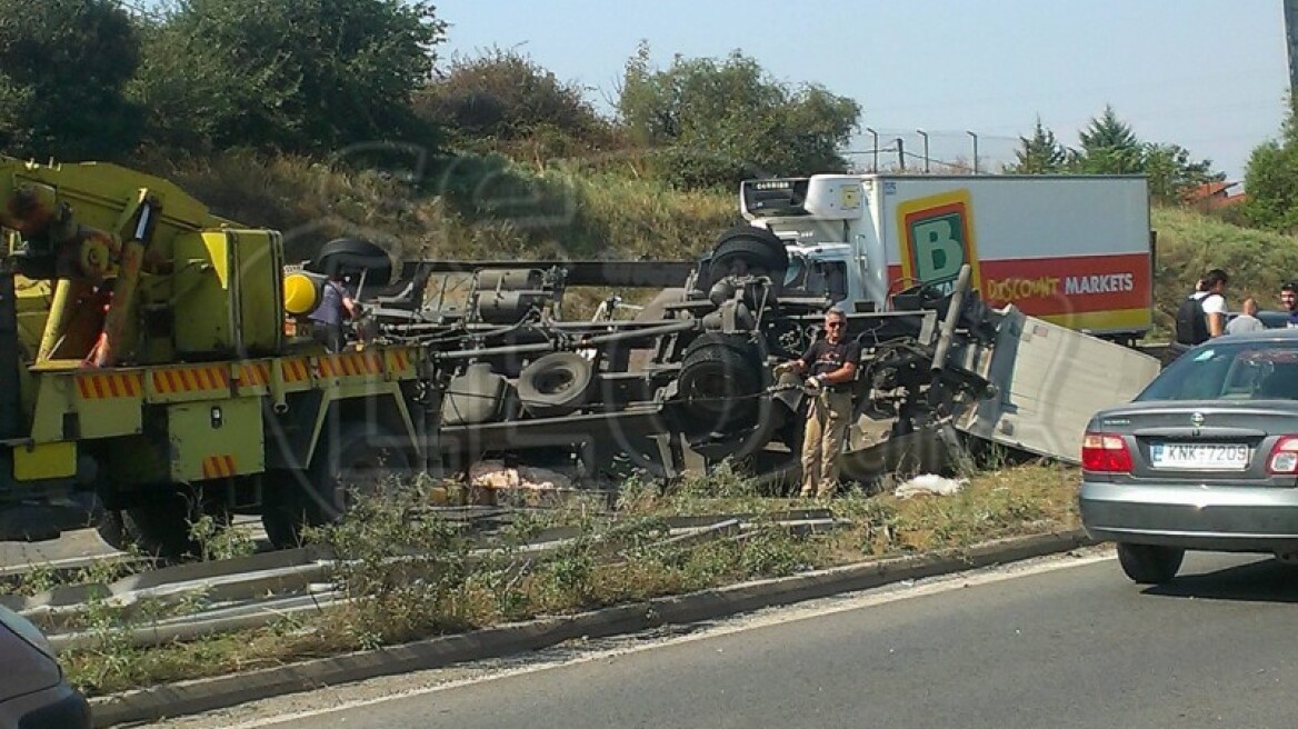 Φρικτό δυστύχημα στη Θεσσαλονίκη με ένα νεκρό και πέντε τραυματίες όταν φορτηγό πέρασε στο αντίθετο ρεύμα