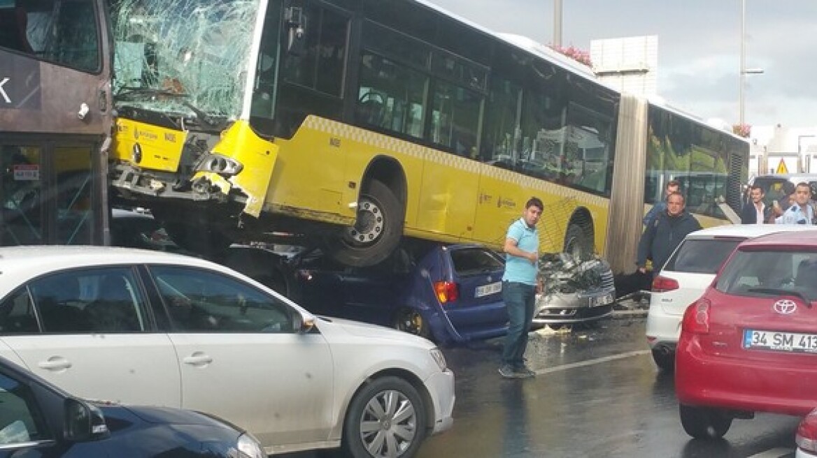 Απίστευτο τροχαίο στην Κωνσταντινούπολη: Λεωφορείο «καβάλησε» αυτοκίνητα