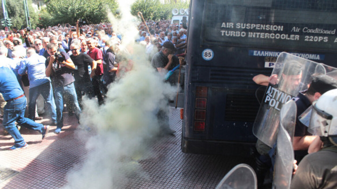 Φοβήθηκα, γι' αυτό ψέκασα τους συνταξιούχους, λέει ο αστυνομικός 