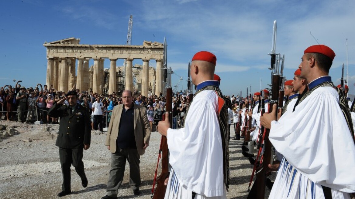 Έπαρση της σημαίας στην Ακρόπολη για την 72η επέτειο απελευθέρωσης της Αθήνας